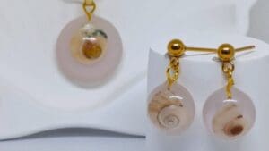 Joya artesanal hecha a mano sobre fondo natural, símbolo de sostenibilidad y diseño consciente