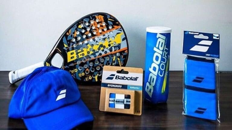 Accesorios de pádel organizados en paletero sobre banco deportivo antes de un partido