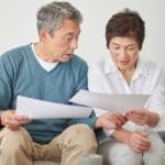 Personas comparando seguro de vida con ahorro y plan de pensiones, simbolizando decisiones financieras para la jubilación en 2026