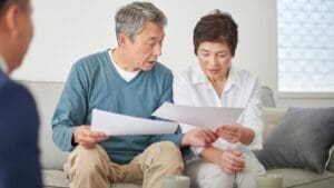 Personas comparando seguro de vida con ahorro y plan de pensiones, simbolizando decisiones financieras para la jubilación en 2026