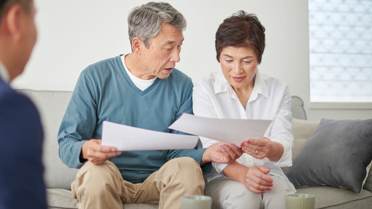 Personas comparando seguro de vida con ahorro y plan de pensiones, simbolizando decisiones financieras para la jubilación en 2026