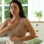 Persona en calma gestionando su ansiedad con técnicas de PNL y enfoque emocional positivo.