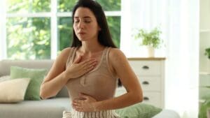 Persona en calma gestionando su ansiedad con técnicas de PNL y enfoque emocional positivo.