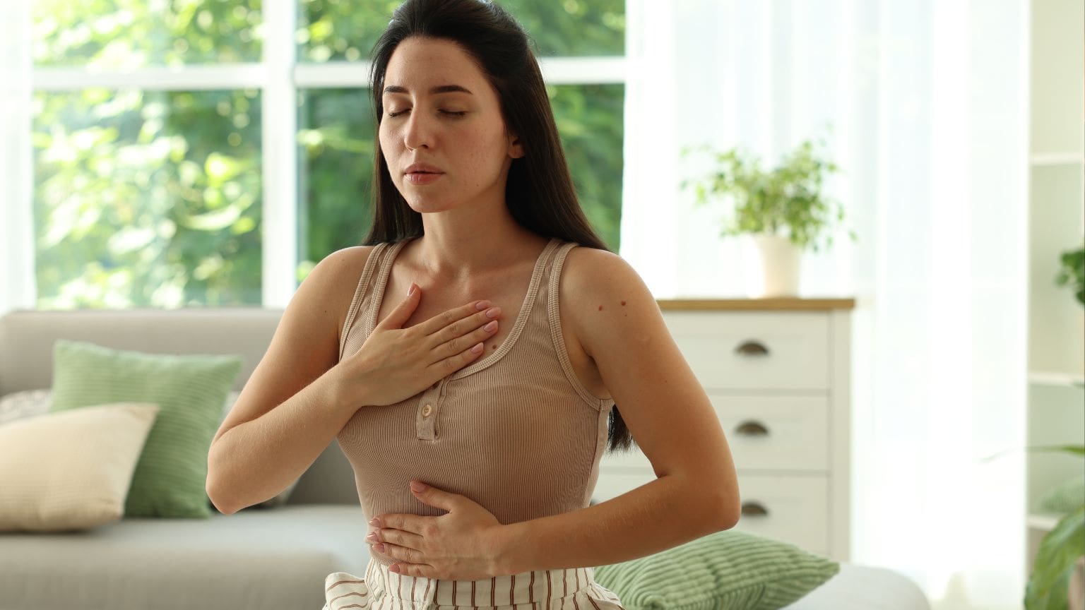 Persona en calma gestionando su ansiedad con técnicas de PNL y enfoque emocional positivo.