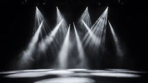 Tendencia de escenografía e iluminación inmersiva para eventos experienciales en 2026 con diseño visual creativo y tecnología audiovisual de última generación