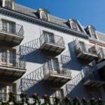 Fachadas con distintos tipos de revestimiento: monocapa, piedra, cerámica, SATE y madera técnica, aplicados en viviendas según clima.