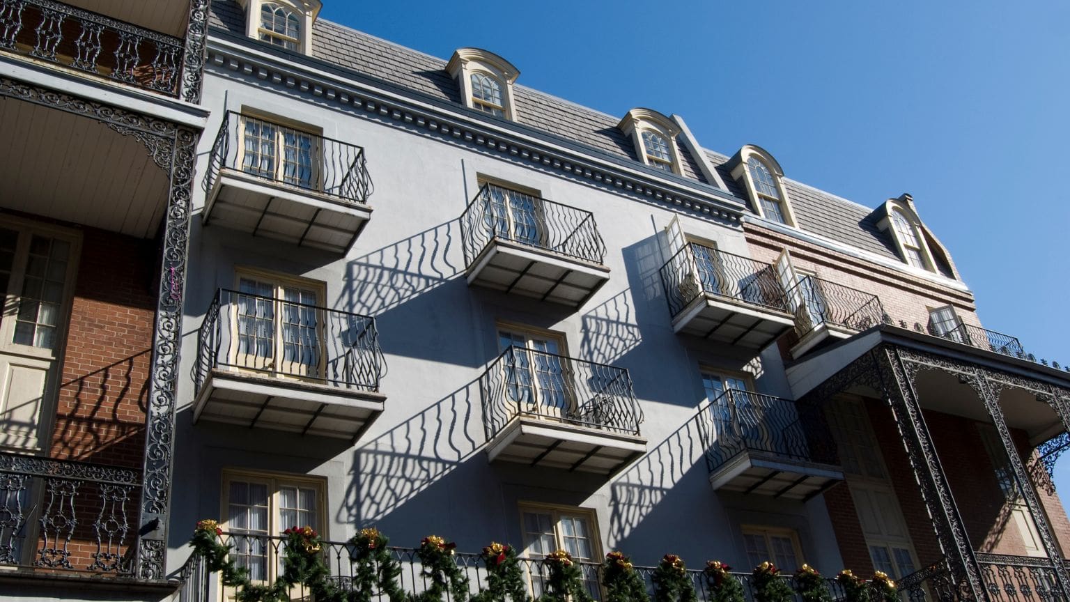Fachadas con distintos tipos de revestimiento: monocapa, piedra, cerámica, SATE y madera técnica, aplicados en viviendas según clima.