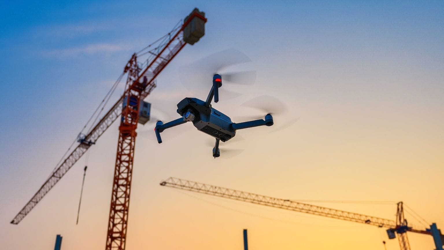 Drone realizando topografía aérea en proyecto de obra civil en España