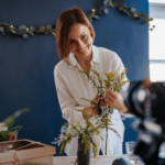 Proceso de trabajo en una productora audiovisual con cámaras y equipo creativo.