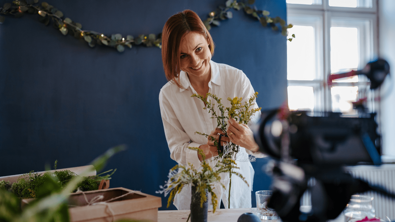 Proceso de trabajo en una productora audiovisual con cámaras y equipo creativo.