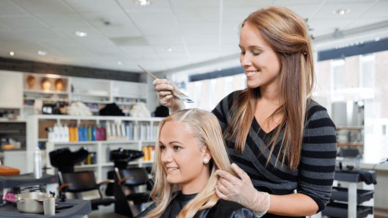 Cómo cuidar el pelo teñido para que dure más el color