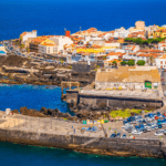 Guía local con turistas disfrutando de una experiencia exclusiva al aire libre, ideal para quienes buscan una agencia de excursiones en Gran Canaria.