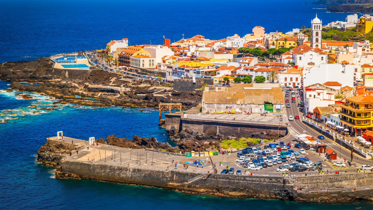 Guía local con turistas disfrutando de una experiencia exclusiva al aire libre, ideal para quienes buscan una agencia de excursiones en Gran Canaria.