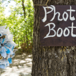 Fotomatón en boda al aire libre con decoración elegante.