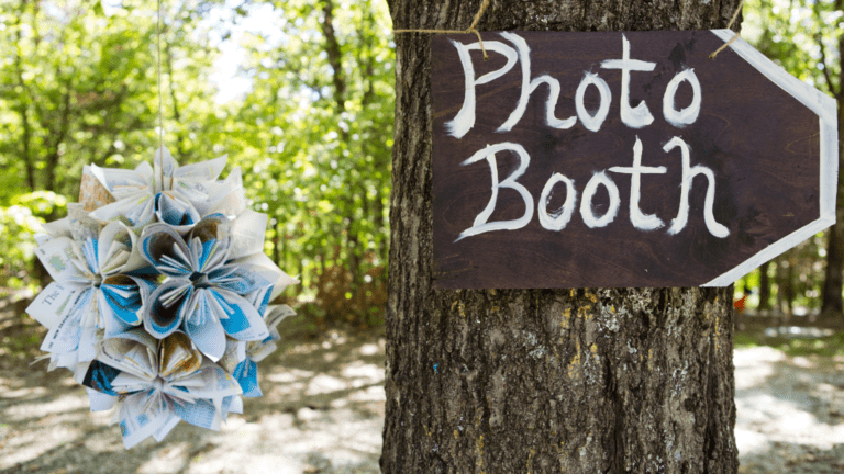 Fotomatón en boda al aire libre con decoración elegante.