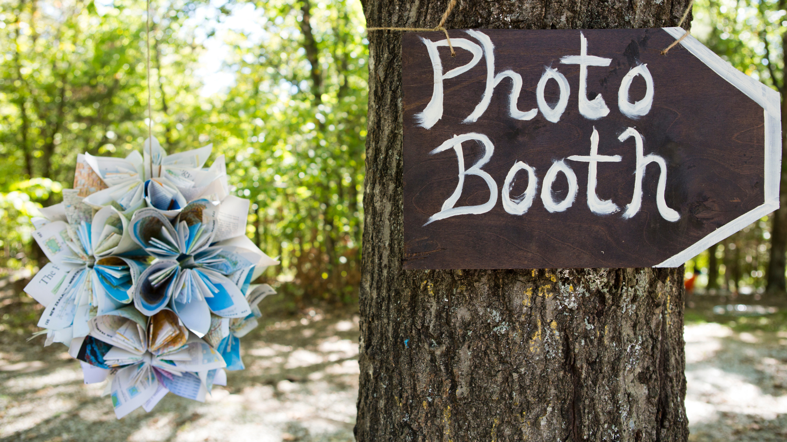 Fotomatón en boda al aire libre con decoración elegante.