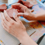 Proceso de aprender cerámica paso a paso con torno alfarero.