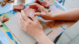 Proceso de aprender cerámica paso a paso con torno alfarero.