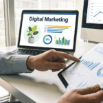 Esquema visual sobre qué es una estrategia de marketing digital con equipo trabajando en laptops, gráficos y notas en una mesa de oficina.