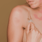 Mujer realizando su rutina de cuidado de la piel en tratamientos oncológicos.