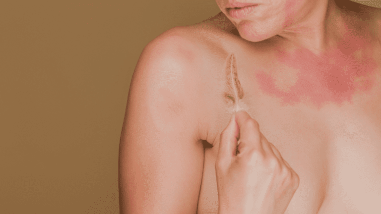 Mujer realizando su rutina de cuidado de la piel en tratamientos oncológicos.