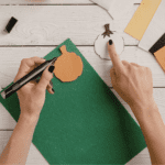 Sesión tranquila de scrapbooking mostrando beneficios emocionales del hobby.