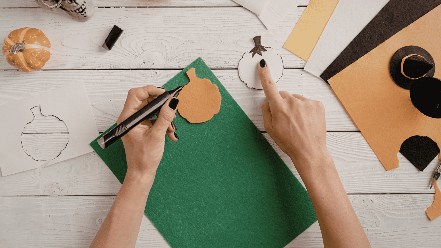 Sesión tranquila de scrapbooking mostrando beneficios emocionales del hobby.