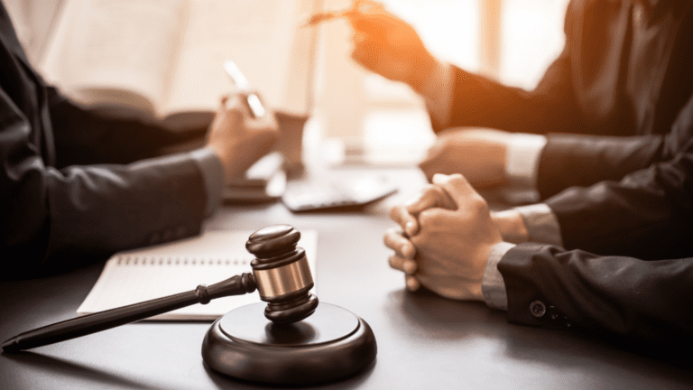 ¿Cómo elegir abogados en Sevilla con experiencia real?