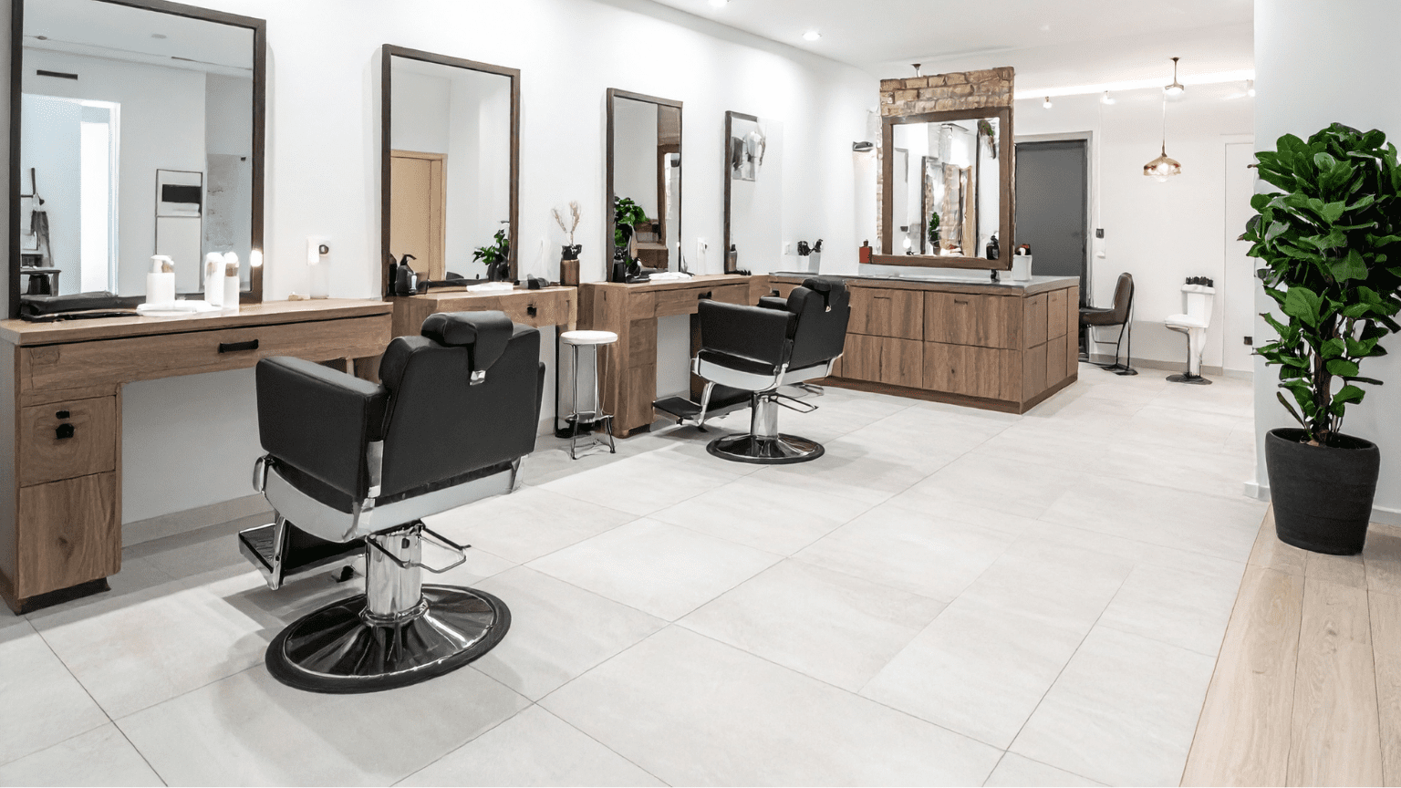 Interior moderno de un salón de belleza con clienta recibiendo atención personalizada.