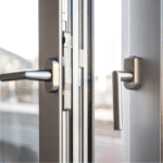 ventanas de aluminio o PVC instaladas en una vivienda moderna con buena iluminación natural.