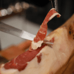 Jamón ibérico de bellota con cuchillo listo para servir.