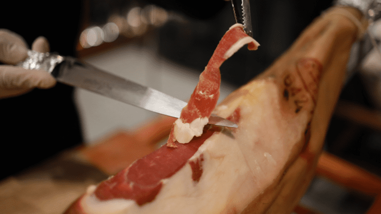 Jamón ibérico de bellota con cuchillo listo para servir.