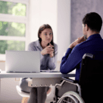 Abogado atendiendo a trabajador lesionado en un bufete de abogados de California.