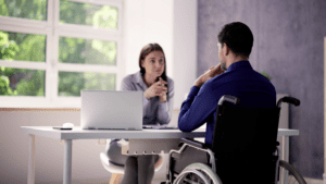 Abogado atendiendo a trabajador lesionado en un bufete de abogados de California.