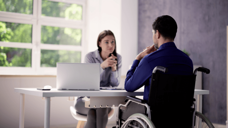 Abogado atendiendo a trabajador lesionado en un bufete de abogados de California.