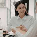 Abogada profesional ofreciendo asesoramiento legal con experiencia.