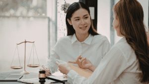 Abogada profesional ofreciendo asesoramiento legal con experiencia.