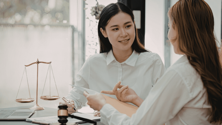 Abogada profesional ofreciendo asesoramiento legal con experiencia.