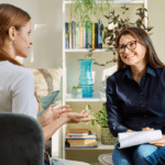 Mujer joven en sesión con psicólogo en Madrid trabajando su salud emocional.