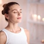 Mujer en sesión de terapia holística en un espacio relajante, recibiendo orientación emocional en un entorno de calma y confianza.