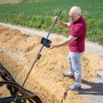 Arqueólogo realizando prospección arqueológica en terreno de obra antes del inicio de la construcción.