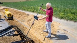 Arqueólogo realizando prospección arqueológica en terreno de obra antes del inicio de la construcción.