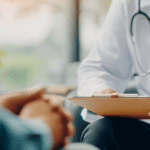 Consulta médica personalizada enfocada en salud y bienestar.