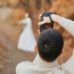 Pareja de novios junto a videógrafo profesional en su boda reflejando el valor emocional y visual de un vídeo cinematográfico