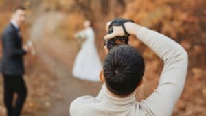Pareja de novios junto a videógrafo profesional en su boda reflejando el valor emocional y visual de un vídeo cinematográfico