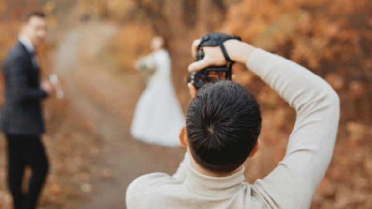 Pareja de novios junto a videógrafo profesional en su boda reflejando el valor emocional y visual de un vídeo cinematográfico
