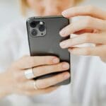 Persona usando app móvil para manejar dinero sin bancos