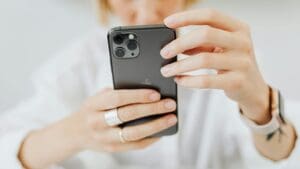 Persona usando app móvil para manejar dinero sin bancos