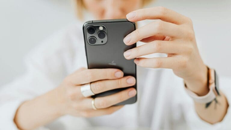 Persona usando app móvil para manejar dinero sin bancos