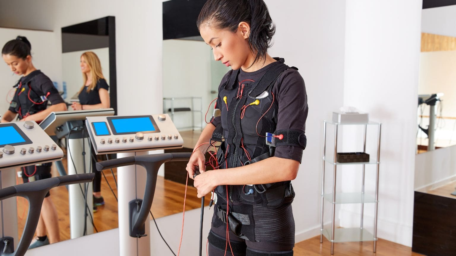Mujer entrenando con traje de electroestimulación para perder grasa y tonificar el cuerpo sin levantar pesas